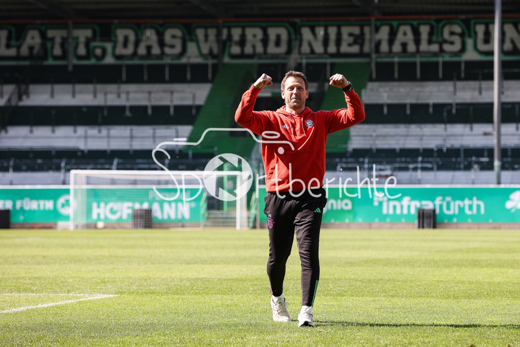 SpVgg Greuther Fürth II - FC Bayern Amateure | FC Bayern Amateure Trainer Holger SEITZ bedankt sich bei den mitgereisten Fans nach dem Auswaertssieg in Fuerth