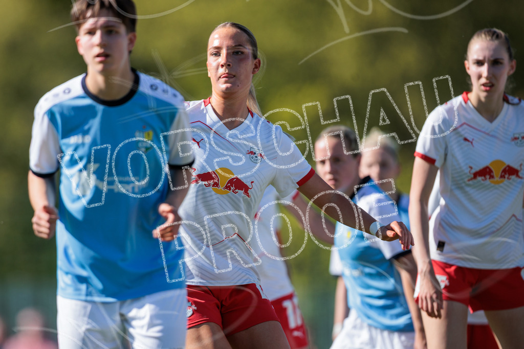 Gipfeltreffen der Frauen: Finale um den Sachsenlotto Landespokal 2026 | Am 1. Mai 2026 trafen im Endspiel des Sachsenlotto Landespokals die Frauen des Chemnitzer FC und die zweite Mannschaft von RasenBallsport Leipzig aufeinander. Vor stimmungsvoller Kulisse kämpften beide Teams ab 15:00 Uhr um die begehrte Trophäe des sächsischen Fußballs. Diese Galerie zeigt die Highlights, packende Zweikämpfe und die emotionalsten Momente des Finaltags. - Realisiert mit Pictrs.com
