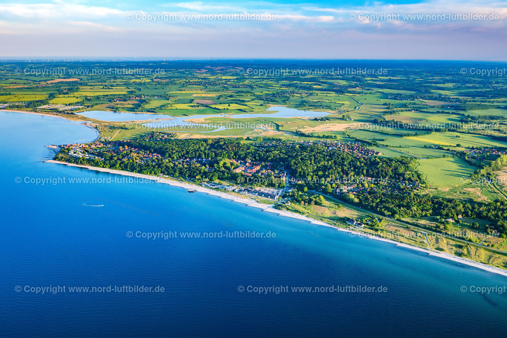 Hohwacht_ELS_9266030622 | HOHWACHT (OSTSEE) 03.06.2022 Ortsansicht an der Meeres-Küste der Ostsee in Hohwacht im Bundesland Schleswig-Holstein. // Townscape on the seacoast of Baltic Sea in Hohwacht in the state Schleswig-Holstein. Foto: Martin Elsen