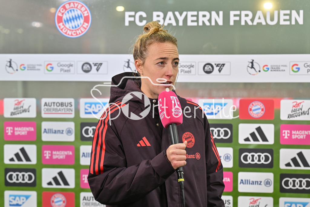 FC Bayern München Frauen - SG Eintracht Frankfurt Frauen | im Bild Carolin SIMON (FC Bayern München Frauen #30) beim Interview bei MagentaSport / Freisteller / Einzelfoto / Google Pixel Frauen Bundesliga: FC Bayern Muenchen - Eintracht Frankfurt, FC Bayern Campus am 04.11.2024