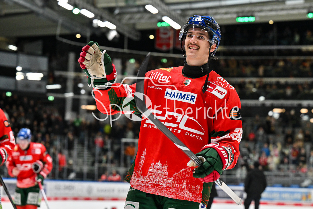 Augsburger Panther - Schwenninger Wild Wings | AUGSBURG, DEUTSCHLAND - 2. NOVEMBER: Die Spieler der Panther feier zusammen mit den Zuschauern den Heimsieg gegen Schwenningen nach dem Ligaspiel zwischen den Augsburger Panthern und den Schwenninger Wild Wings am 17. Spieltag der Penny DEL im Curt Frenzel Stadion am 02.11.2025 / Christian HANKE (Augsburger Panther 25)