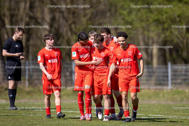 Fußball I Junioren I Saison 2025-2026 I DFB-Nachwuchsliga I 8. Spieltag I JFV Lübeck - 1. FC Magdeburg 104 | v.l. Alexander Erwin Laval (8, JFV Lübeck), Collins Biova Niemann (17, JFV Lübeck), Yannic Tiessen (12, JFV Lübeck), Lennox Charles Akeem Kirstan (18, JFV Lübeck) - Realisiert mit Pictrs.com