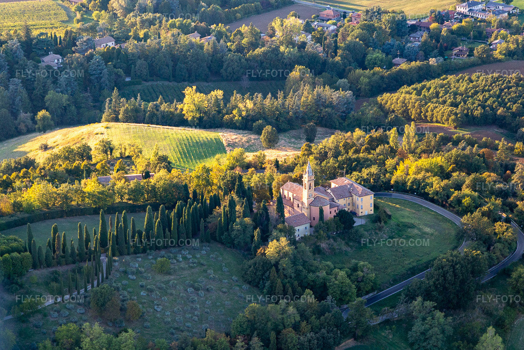 Aerial view: Church of the Nativity of the Beata Vergine Maria in the district Chiesa Albinea in Albinea in the state Reggio Emilia, Italy. – Photo: IMG_134726.jpg taken on 09/19/2022 by Werner Riehm/FLY-FOTO.com – Resolution of the original: 4672 x 3115 px