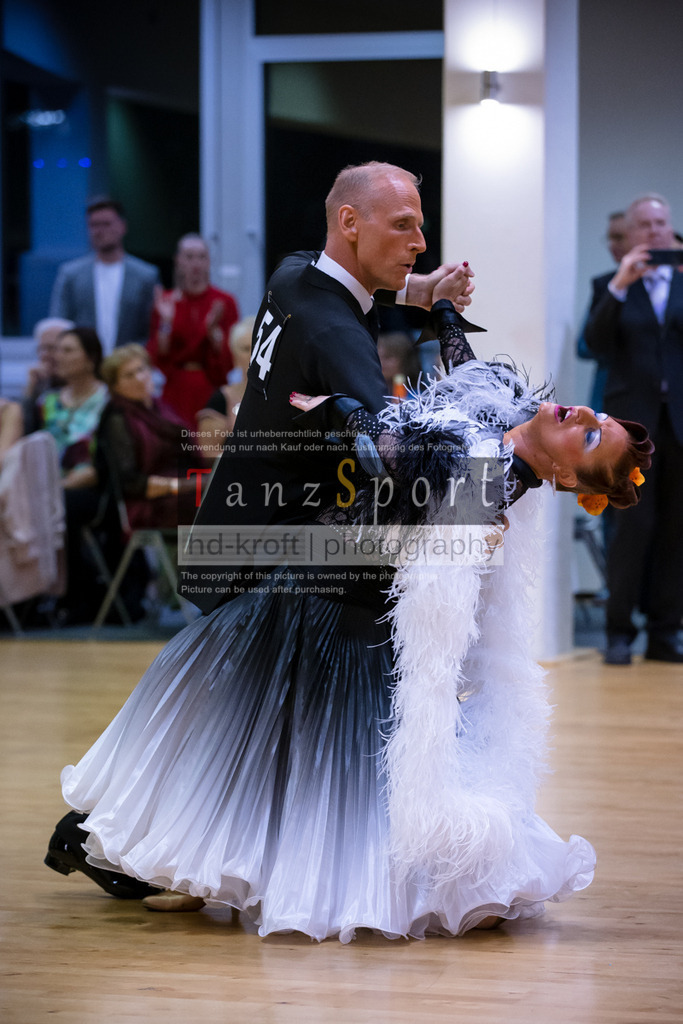 20250906_LM_By_Masters-III-S-Std_7630 | Tanzsportbilder, Standardtanz, Lateintanz, WDSF, DTV, LTVB, dancecomp, goc, hessen tanzt, blaues band der spree, walzer, tango, wiener walzer, slowfox, quickstepp, samba, rumba, cha-cha-cha, paso doble. jive, hd-kroft photography, turniertanzsport