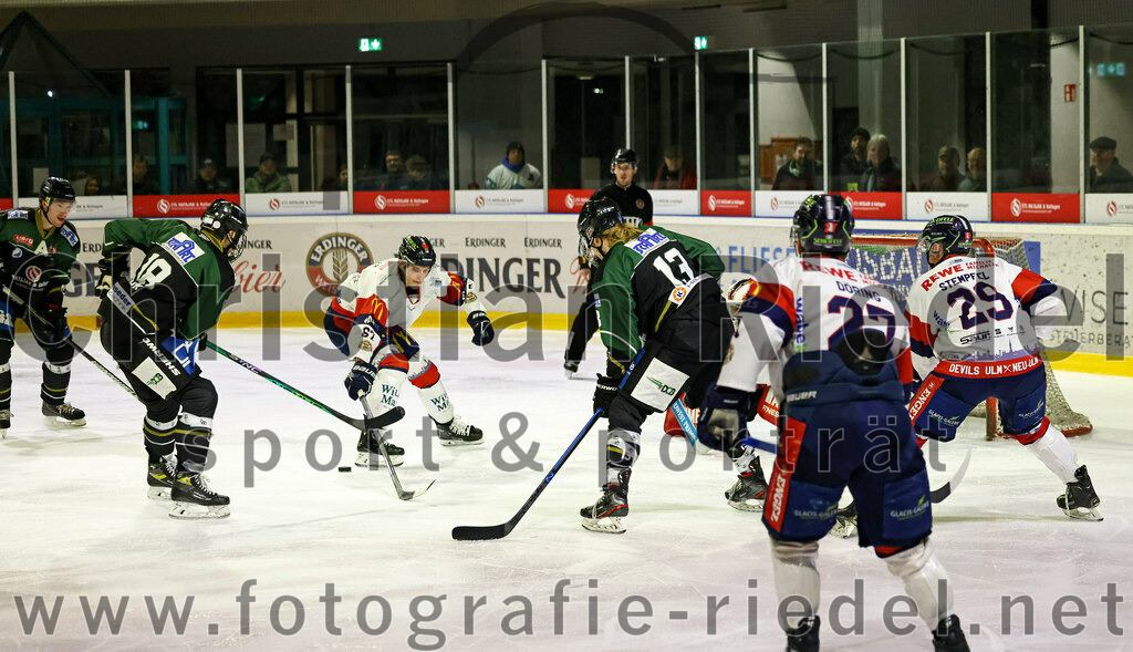 2023-02-19_085_TSV_Erding_gegen_VfE_Ulm-Neu-Ulm | Erding, Deutschland, 19.02.2023:
Eishockey, Bayernliga Meisterrunde Gruppe B 2022 / 2023, 5. Spieltag, TSV Erding gegen VfE Ulm/Neu-Ulm, Endergebnis: 

Daniel Krzizok (Erding Gladiators, #18), Michael Franz (Erding Gladiators, #13), Florian Döring (VfE Ulm/Neu-Ulm e. V., #27), Benedikt Stempfel (VfE Ulm/Neu-Ulm e. V., #29)

Foto: Christian Riedel / fotografie-riedel.net