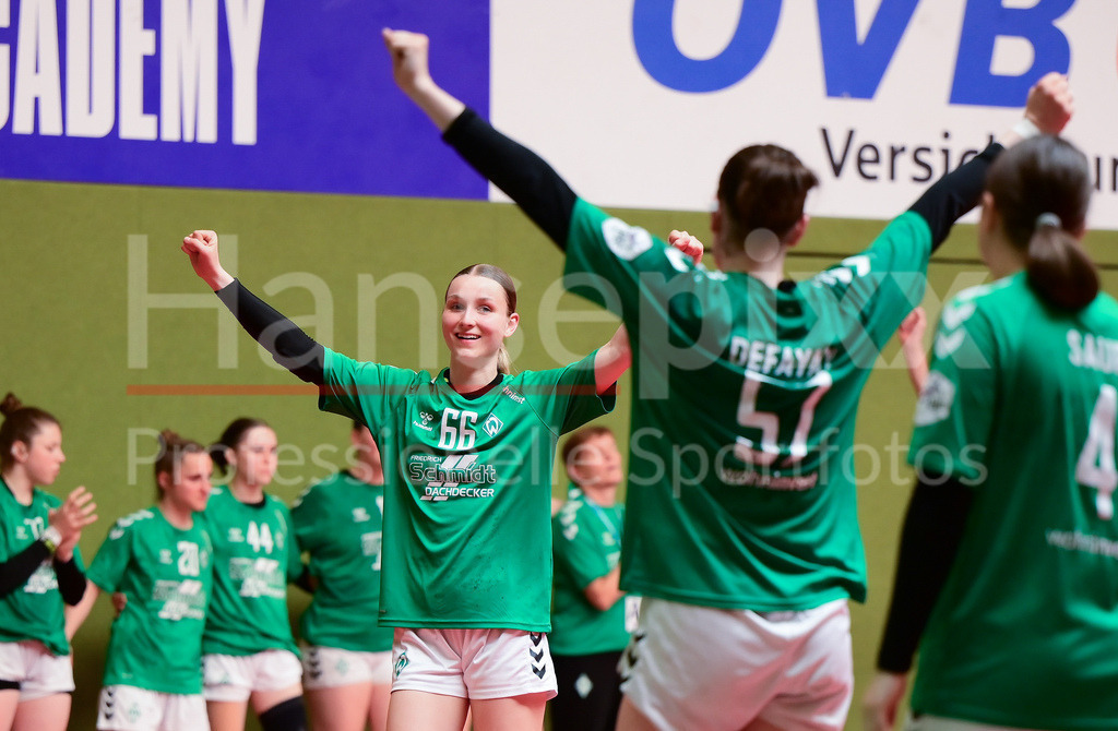Handball, 2. Bundesliga Frauen, SV Werder Bremen - Kurpfalz Bären | Luise Albert (SV Werder Bremen, 66) jubelt über den Sieg, Freude über das gewonnene Spiel, Jubel, Lachen