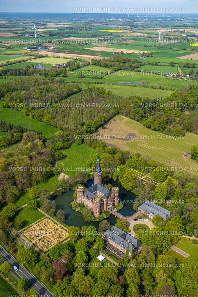 Bedburg-Hau240402471SchlossMoyland | Luftbild, Museum Schloss Moyland, neugotisches Wasserschloss und Schlosspark umgeben von Wiesen und Feldern und Wald, Ausflugsziel am Niederrhein, Moyland, Bedburg-Hau, Niederrhein, Nordrhein-Westfalen, Deutschland