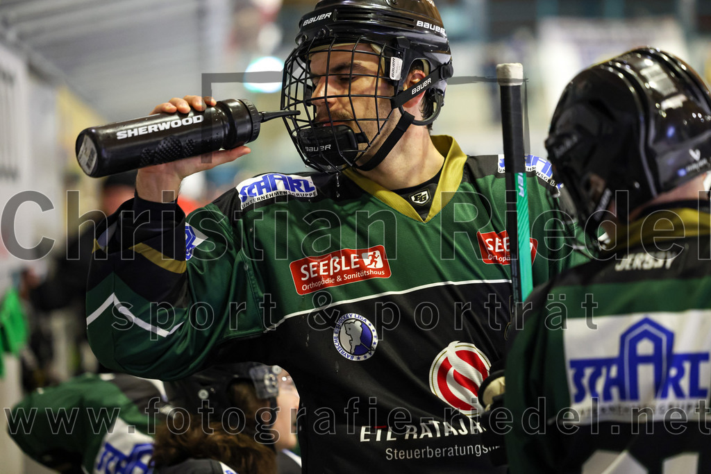 2022-12-09_084_TSV_Erding_gegen_EHC_Waldkraiburg | Erding, Deutschland, 09.12.2022:
Eishockey, Bayernliga 2022 / 2023, 19. Spieltag, TSV Erding gegen EHC Waldkraiburg, Endergebnis: 9:2

Daniel Krzizok (Erding Gladiators, #18)

Foto: Christian Riedel / fotografie-riedel.net