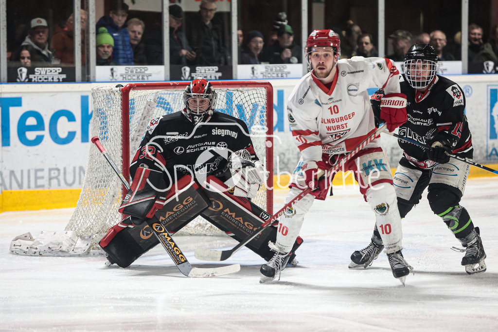EHC Königsbrunn - TEV Miesbach | Stefan Vajs (EHC #32) wird von Michael GRABMAIER (TVE #10) behindert