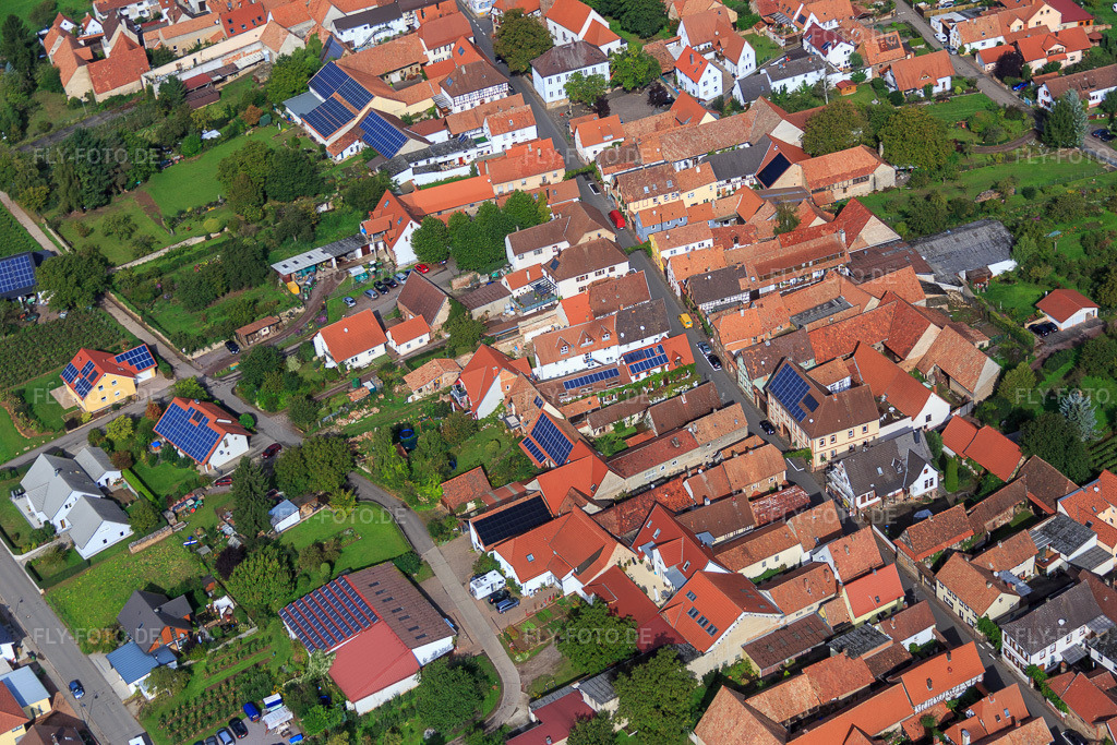 Luftbild: Hauptstraße von Südosten im Ortsteil Heuchelheim in Heuchelheim-Klingen im Bundesland Rheinland-Pfalz in Deutschland. Foto: IMG_072626.jpg vom 19.09.2014 durch Werner Riehm/FLY-FOTO.deAuflösung des Originals: 5472 x 3648 px