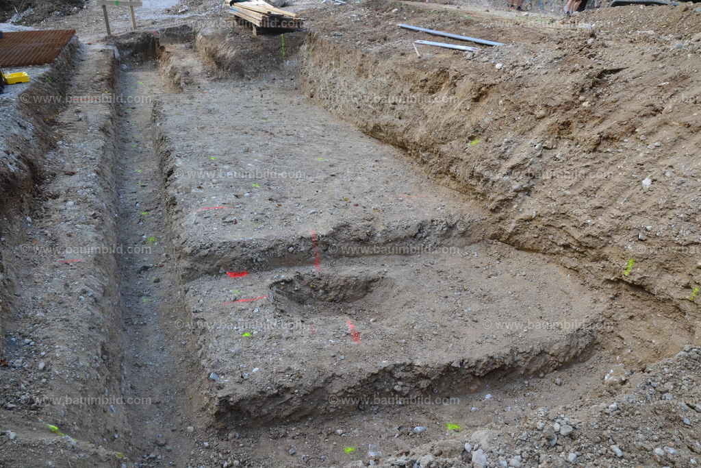 Aushub Fundamente | Fundamentgraben für Streifenfundamente in Schotterboden, mit Fundamentaushub für Einzelfundament  