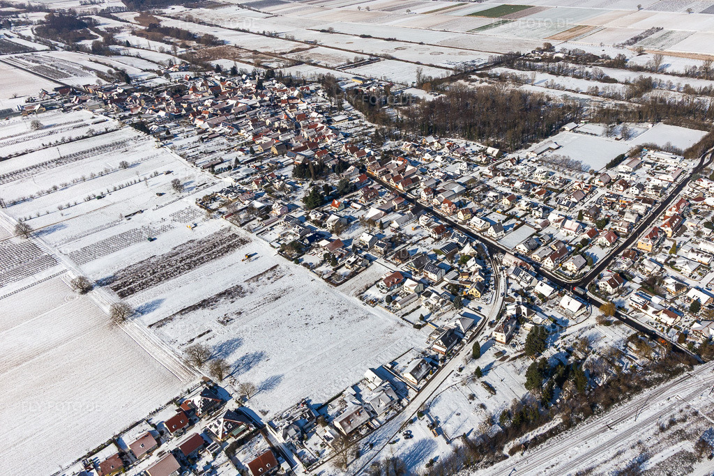 Luftbild: Winterluftbild im Schnee in Winden im Bundesland Rheinland-Pfalz in Deutschland. Foto: IMG_124753.jpg vom 11.02.2021 durch Werner Riehm/FLY-FOTO.de
