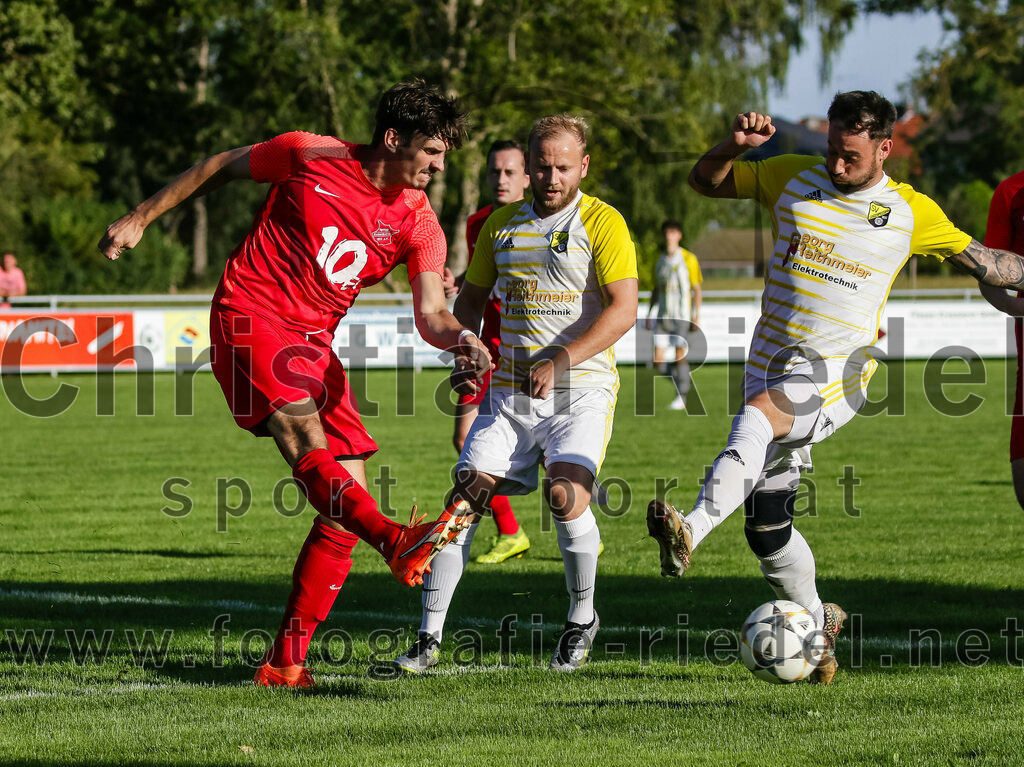 2023-08-18_025_SpVgg_Eichenkofen_gegen_FC_Langenpreising | Erding, Deutschland, 18.08.2023:
Fußball, A-Klasse 2023 / 2024, 3. Spieltag, SpVgg Eichenkofen gegen FC Langenpreising, Endergebnis: 0:2

Jonas Ippisch (SpVgg Eichenkofen, #7), Sascha Dörner (SpVgg Langenpreising, #17), Christian Huber (SpVgg Langenpreising, #10)

Foto: Christian Riedel / fotografie-riedel.net