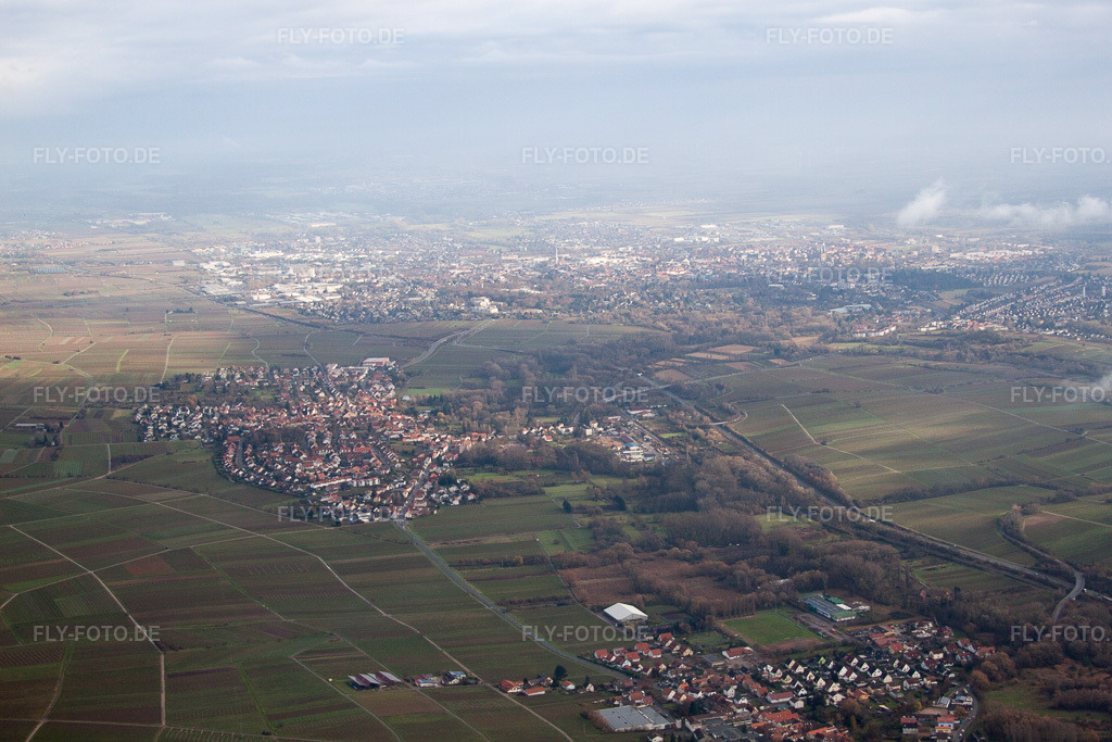 Luftbild: Godramstein von Westen im Ortsteil Godramstein in Landau im Bundesland Rheinland-Pfalz in Deutschland. Foto: IMG_61271.jpg vom 30.11.2013 durch Werner Riehm/FLY-FOTO.de