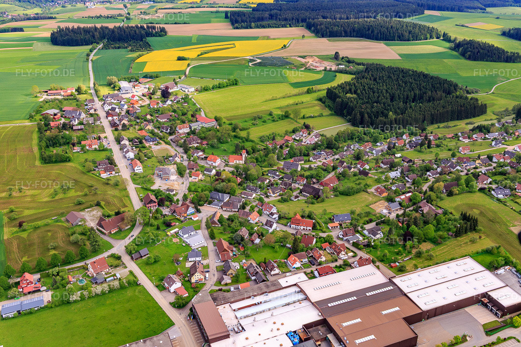 Luftbild: Ortsansicht von Norden im Ortsteil Peterzell in Alpirsbach im Bundesland Baden-Württemberg in Deutschland. Foto: IMG_114561.jpg vom 30.05.2019 durch Werner Riehm/FLY-FOTO.de