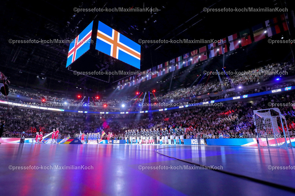 EHFEURO18012403001 | 18.01.2024, EHF EURO 2024, Männer Europameisterschaft Handball, Lanxess Arena in Köln, Deutschland - Island: Ausfall der Musik bei der Isländischen Nationalhymne in der Halle