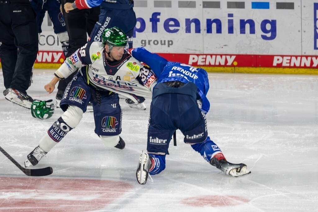 DEL, Deutsche Eishockey Liga Saison 2025/26, 3. Spieltag: Adler Mannheim gegen Eisbären Berlin***Bild: Faustkampf zwischen Yannick Veilleux (38, Berlin) und Dan Renouf (4, Mannheim) | DEL, Deutsche Eishockey Liga Saison 2025/26, 3. Spieltag: Adler Mannheim gegen Eisbären Berlin***Bild: Faustkampf zwischen Yannick Veilleux (38, Berlin) und Dan Renouf (4, Mannheim) - Realisiert mit Pictrs.com
