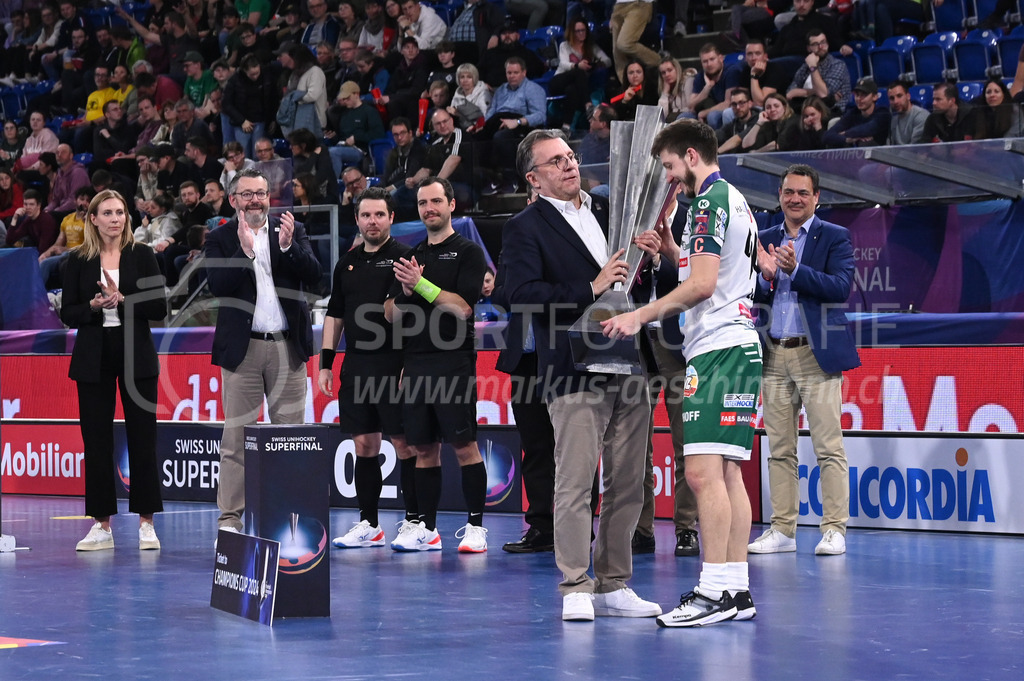 SV Wiler-Ersigen vs Floorball Köniz - 15. April 2023 | SV Wiler-Ersigen vs Floorball Köniz
Stimo Arena, Kloten
Daniel Bareiss übergibt den Pokal an Marco Louis (#94 SV Wiler-Ersigen).
Bild: Sportfotografie Markus Aeschimann | www.markus-aeschimann.ch - Realisiert mit Pictrs.com