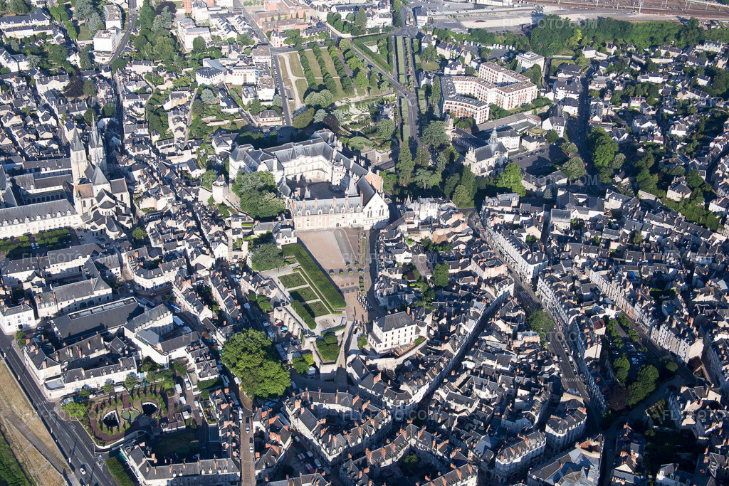 Aerial view: View of the town in Blois in the state Loir et Cher, France. – Photo: IMG_082054.jpg taken on 06/20/2015 by Werner Riehm/FLY-FOTO.com – Resolution of the original: 5472 x 3648 px