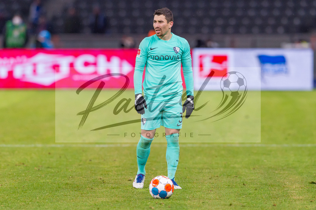HERBOC20220204_295 | Fussball, Herren: Danilo Soares (VfL Bochum) schaut bei dem Spiel der 1. Bundesliga zwischen Hertha BSC und VfL Bochum im Olypiastadion am 04.02.2022 in Berlin, Deutschland.DFB / DFL REGULATIONS PROHIBIT ANY USE OF PHOTOGRAPHS AS IMAGE SEQUENCES AND/OR QUASI-VIDEO. - Realisiert mit Pictrs.com
