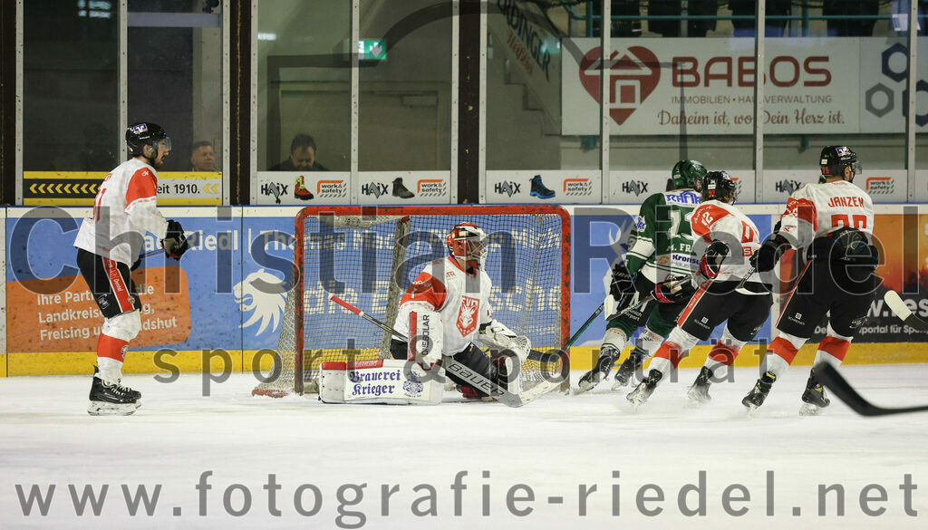 2024-01-12_031_TSV_Erding_gegen_EV_Dingolfing | Erding, Deutschland, 12.01.2024:
Eishockey, Bayernliga Vorrunde 2023 / 2024, 24. Spieltag, TSV Erding gegen EV Dingolfing, Endergebnis: 10:2

Dennis Jedrus (EV Dingolfing, #1), Michael Franz (Erding Gladiators, #13)

Foto: Christian Riedel / fotografie-riedel.net