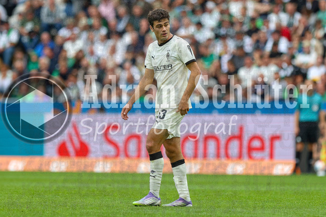 Borussia Mönchengladbach vs SV Werder Bremen - Bundesliga  | Mönchengladbach, Deutschland, 14.09.25:   Giovanni Alejandro Reyna (Borussia Mönchengladbach) schaut waehrend des Spiels der Bundesliga zwischen Borussia Mönchengladbach vs SV Werder Bremen im Stadion im Borussia Park(Foto von Brauer-Fotoagentur / Adrian Schlueter)