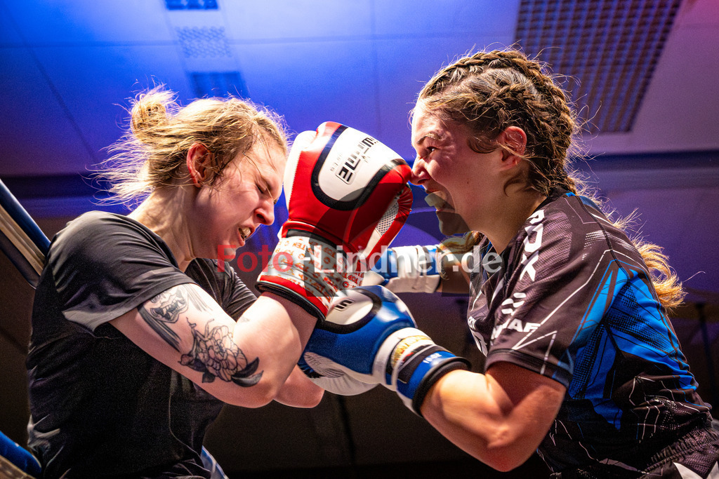 Sonja Özgisi (Sei Wasser Bad Tölz) blau gegen Franziska Waiser (MFA Penz) rot | MFA Fight Night Frauen K1 -67kg Kampf 7, Sonja Özgisi (Sei Wasser Bad Tölz) blau gegen Franziska Waiser (MFA Penz) rot, 20251108,,2025-11-08 in Penzberg (Wellenberghalle Penzberg), Copyright: WolfgangxLindner www.foto-lindner.de