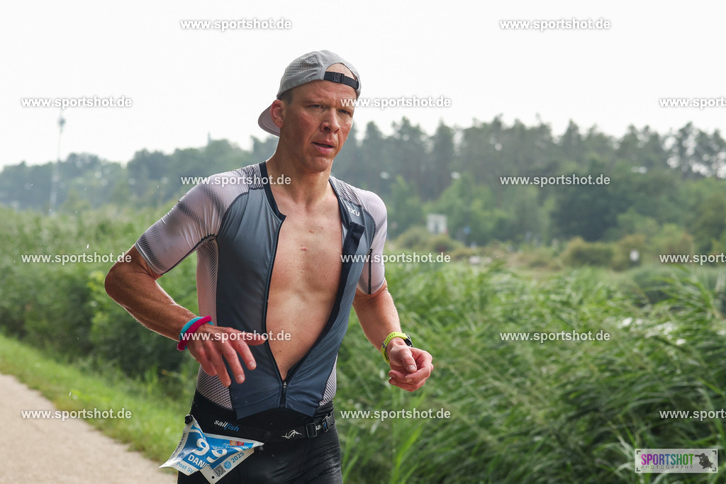 LUR_1492 | 34. M-net Erlanger Triathlon 2025 #erlangertriathlon  #mnettriathlon2025 #mnettriathlon #team #olympischedistanz #mitteldistanz #triathlon #maindonaukanal  #erlangertriathlon2025 #yourpictrs #tv1848 #tv1848erlangen  #triathlonbayern #sportinerlangen #demsportverbunden #sportshot_your_pictrs Copyright: www.sportshot.de
