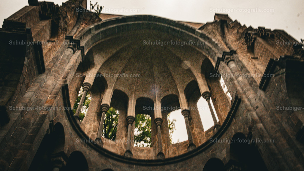 Klosterruine Heisterbach | Das Kloster Heisterbach war eine Zisterzienser-Abtei im Siebengebirge auf dem heutigen Stadtgebiet von Königswinter. Die Klosterruine Heisterbach liegt zwischen Oberdollendorf und Heisterbacherrott im Tal des Heisterbachs, eines orographisch linken Zuflusses des Dollendorfer Bachs. Wikipedia - Realisiert mit Pictrs.com