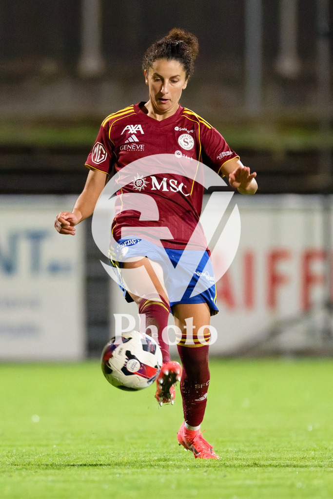 DZ9_5194_c | Switzerland: AXA Womens Super League 2025/26, Servette FC Chenois Feminin vs FC Aarau Frauen - Stade des Trois-Chene, Chene-Bourge: Ghoutia Habiba Karchouni (10 Servette FC Chenois Feminin) passes the ball 