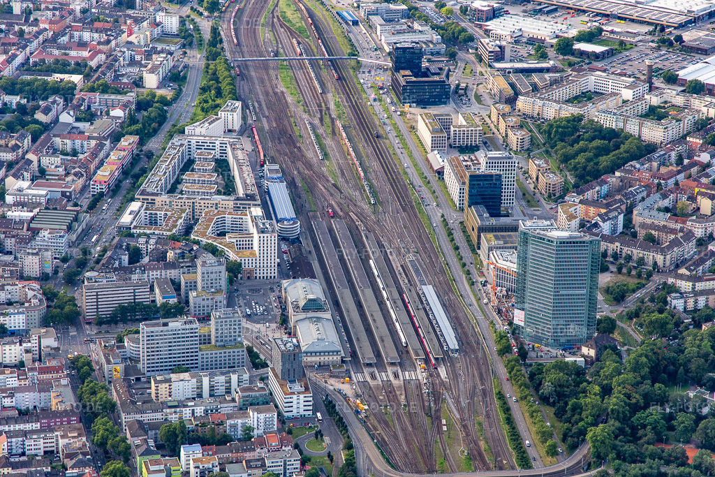 Luftbild: Mannheimer Hauptbahnhof und Victoria-Turm im Ortsteil Schwetzingerstadt in Mannheim im Bundesland Baden-Württemberg in Deutschland. Foto: IMG_142787.jpg vom 19.07.2024 durch Werner Riehm/FLY-FOTO.deVICTORIA TURM