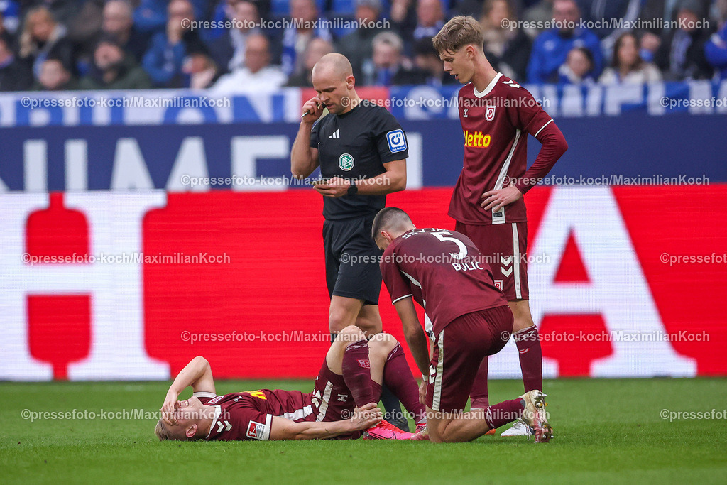 Schalke10112401045 | 10.11.2024, Fußball, FC Schalke 04 - SSV Jahn Regensburg, 2. Fußball Bundesliga, Veltins-Arena Gelsenkirchen, Saison 2024 2025: Kai Pröger (Jahn-Regensburg #33) liegt mit Schmerzen am Fuß auf dem SpielfeldDFB regulations prohibit any use of photographs as image sequences and or quasi-video.