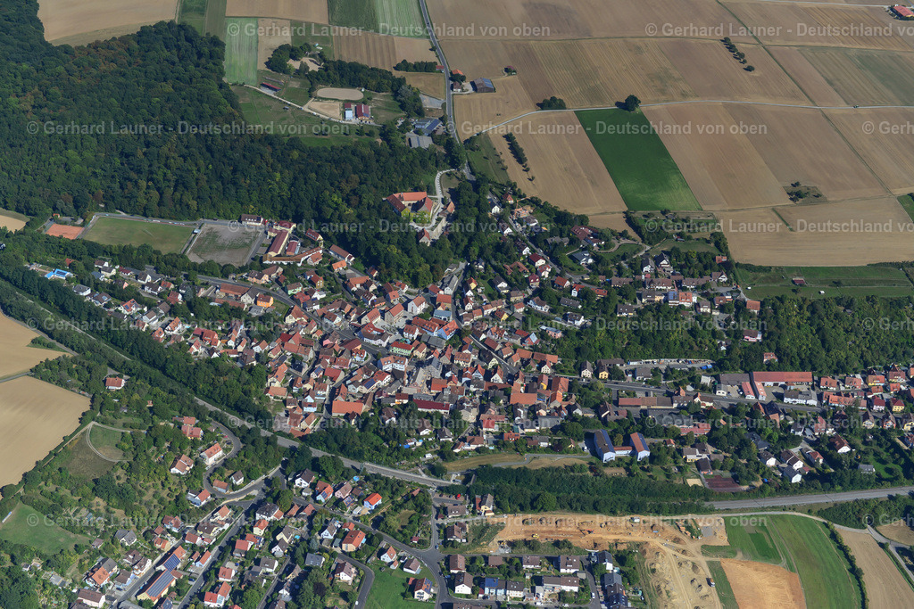 3650409 | REICHENBERG 31.08.2016 Stadtansicht vom Stadtrand angrenzend an landwirtschaftliche Feldern  in Reichenberg im Bundesland Bayern, Deutschland // City view from the outskirts with adjacent agricultural fields  in Reichenberg in the state Bavaria, Germany Foto: Gerhard Launer