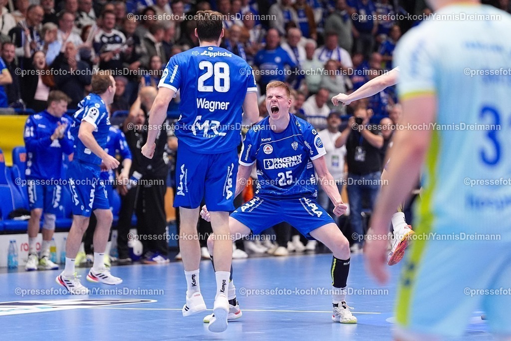 xYDRx05112501170 | 05.11.2025, xydrx, Handball, Achtelfinale DHB Pokal, TBV Lemgo Lippe - VfL Gummersbach, PHOENIX Contact-Arena: Hendrik Wagner (TBV Lemgo Lippe #28) und Niels Versteijnen (TBV Lemgo Lippe #25) bejubeln den Sieg