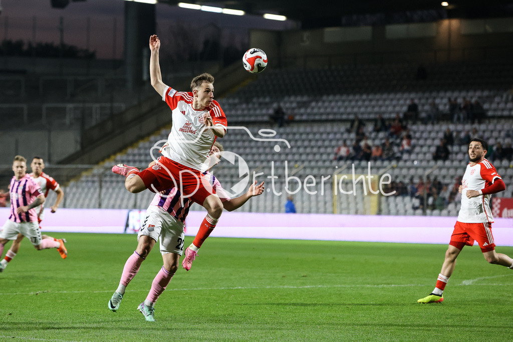 FC Bayern Amateure - TSV Aubstadt | Im Luftduell Lovro ZVONAREK (FCB #8) und Patrick HOFMANN (TSV #22) / Zweikampf