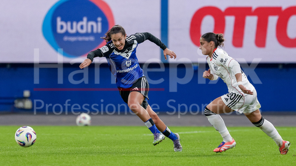 Fussball, Google Pixel Frauen-Bundesliga, Hamburger SV - Eintracht Frankfurt | v.li.: Almudena Sierra (Hamburger SV, 24) und Ilayda Acikgöz (Eintracht Frankfurt, 20) im Laufduell, Zweikampf, Duell, Dynamik, Aktion, Action, Spielszene, DIE DFB-RICHTLINIEN UNTERSAGEN JEGLICHE NUTZUNG VON FOTOS ALS SEQUENZBILDER UND/ODER VIDEOÄHNLICHE FOTOSTRECKEN. DFB REGULATIONS PROHIBIT ANY USE OF PHOTOGRAPHS AS IMAGE SEQUENCES AND/OR QUASI-VIDEO.