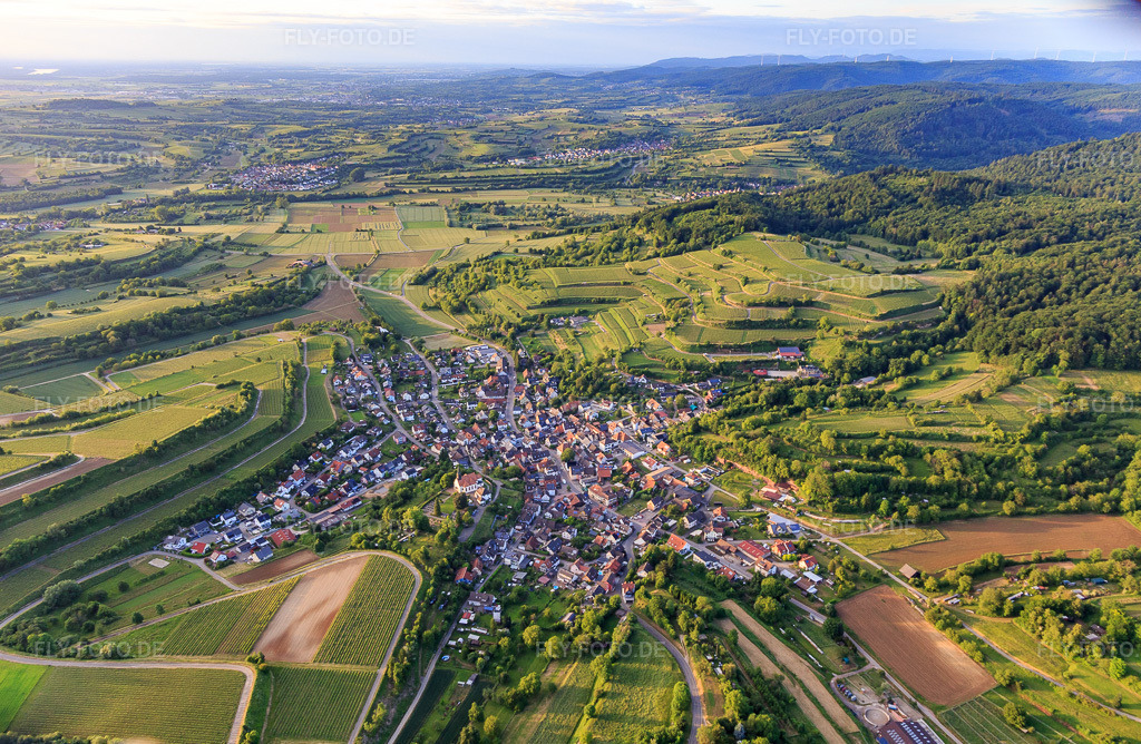 Luftbild: Winzerdorfansicht vom Ortsteil Nordweil aus Süden im Ortsteil Bombach in Kenzingen im Bundesland Baden-Württemberg in Deutschland. – Foto: IMG_147454.jpg vom 29.05.2025 durch Werner Riehm/FLY-FOTO.de – Auflösung des Originals: 5186 x 3383 px