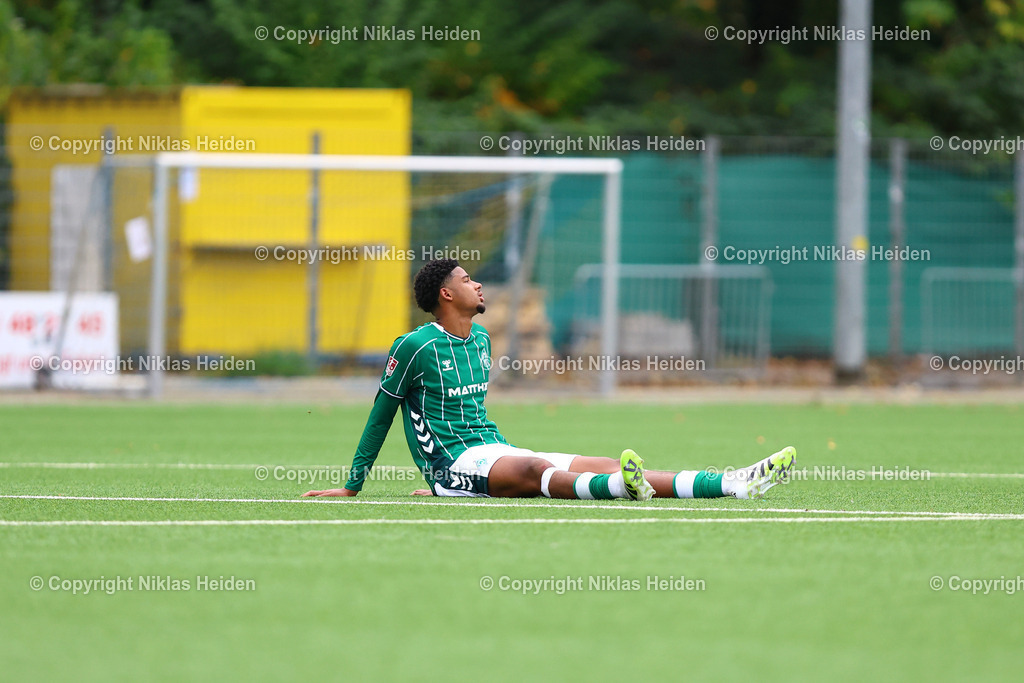 NH_HamburgerSVU21_SVWerderBremenU23_RegionalligaNord_11102025 | #11 Salim Amani Musah (SV Werder Bremen U23) verletzt und enttäuscht am Boden.Fußball I Herren I Regionalliga Nord I Saison 2025-2026  I 14. Spieltag I Hamburger SV U21 - SV Werder Bremen U23 I 11.10.2025 I Stadion Hoheluft