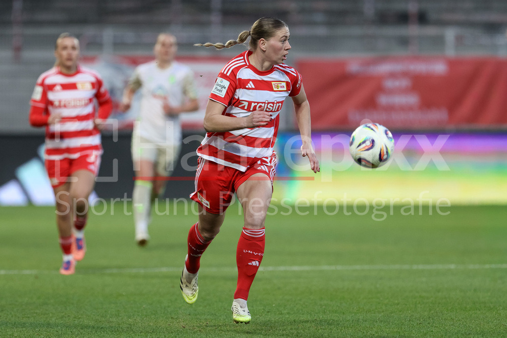 Fussball, Google Pixel Frauen-Bundesliga, 1. FC Union Berlin - SV Werder Bremen | Samantha Steuerwald (1. FC Union Berlin, 19) am Ball, Einzelbild, Ganzkörper, Aktion, Action, Spielszene, DIE DFB-RICHTLINIEN UNTERSAGEN JEGLICHE NUTZUNG VON FOTOS ALS SEQUENZBILDER UND/ODER VIDEOÄHNLICHE FOTOSTRECKEN. DFB REGULATIONS PROHIBIT ANY USE OF PHOTOGRAPHS AS IMAGE SEQUENCES AND/OR QUASI-VIDEO.