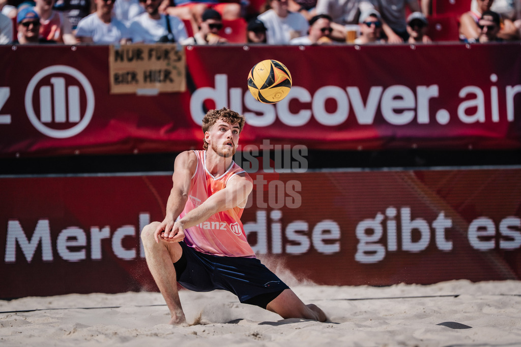 Beachvolleyball | Männer | Allianz German Beach Tour 2025 | Tourstop Bremen | 14.06.2025 | Luis Henrichs nimmt den Ball an