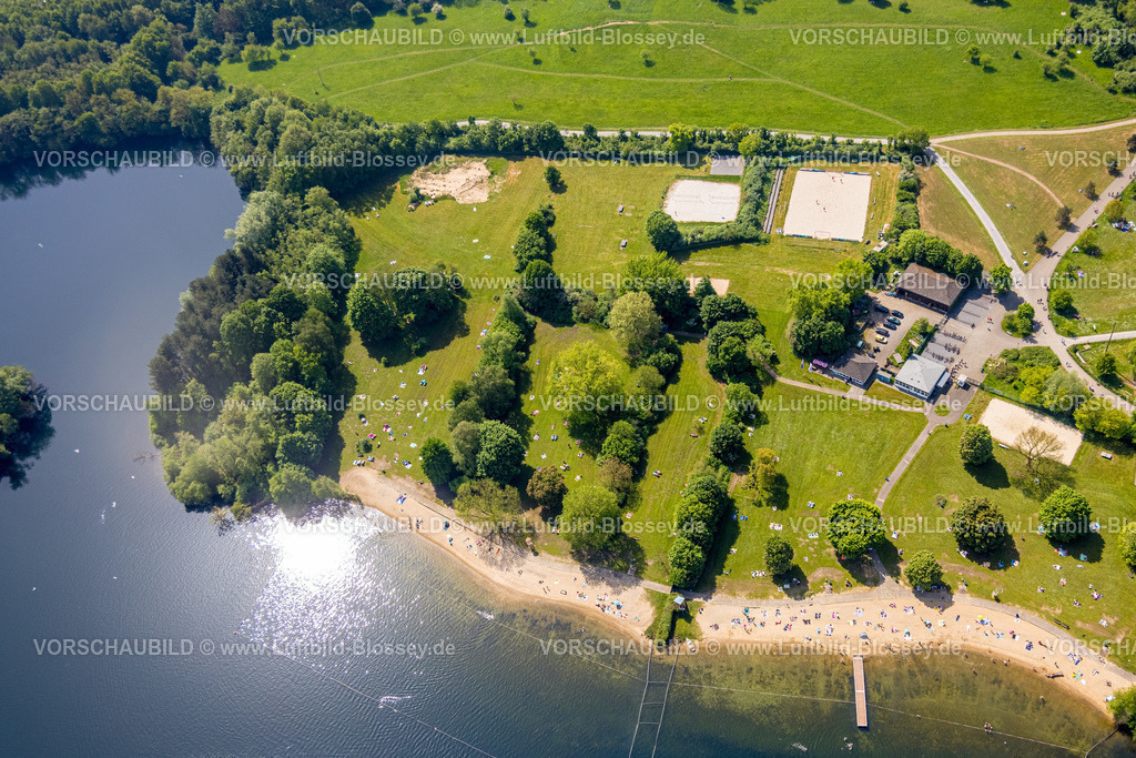 Duesseldorf240501225UnterbacherSee | Luftbild, Freizeitgestaltung am Unterbacher See, Strandbad Süd, Badegäste und Liegewiese, Unterbach, Düsseldorf, Rheinland, Nordrhein-Westfalen, Deutschland