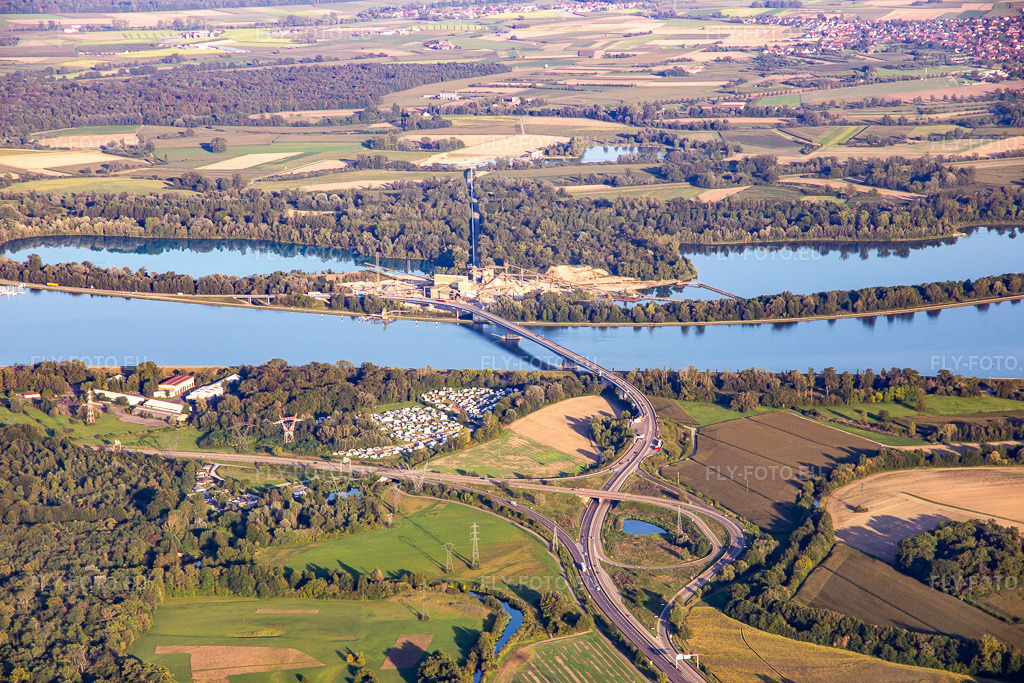 Vue aérienne: Pont de Pflimlin sur le Rhin vers Altenheim à Eschau dans le département Bas Rhin, France. Photo: IMG_137874.jpg prise le 18/08/2023 par Werner Riehm/FLY-FOTO.eu – Résolution de l'original: 5472 x 3648 px