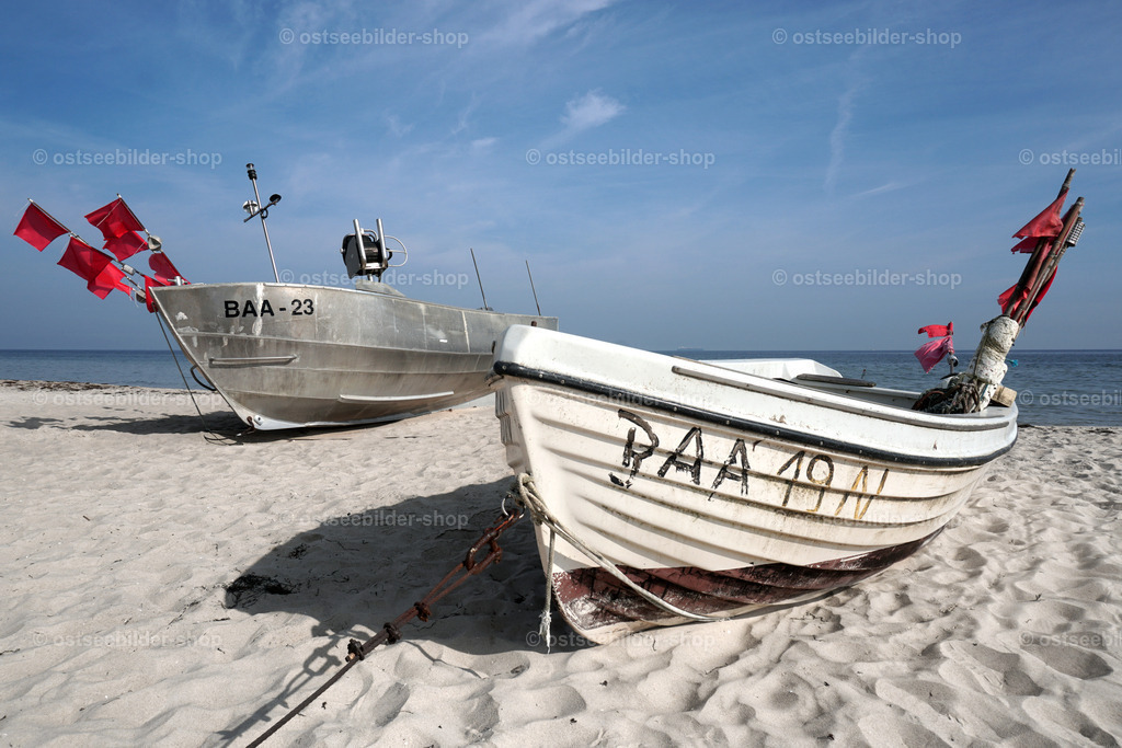 Fischerboote am Strand | Zwei Fischerkähne liegen am Strand des Ostseebades Baabe auf Rügen.