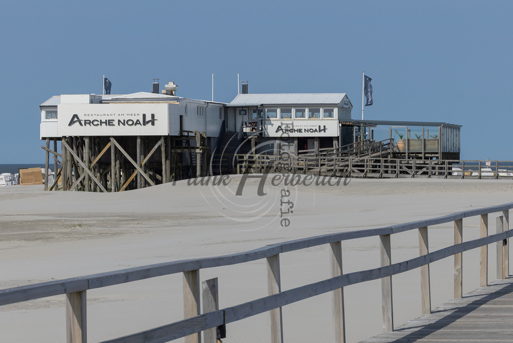 _X0A6319-2bea | Nordsee,Urlaub,Sonne,Meer,Sand,Pfahlbauten,Ording,Böhl,Dorf,Bad,Kite,Drachen,Wattenmeer, Erholung,Schleswig-Holstein,SPO,Sankt Peter, Westerheversand, Leuchtturm Westerhever, Leuchtturm Böhl, 54 Grad , Strandbar, Silbermöwe - Realisiert mit Pictrs.com