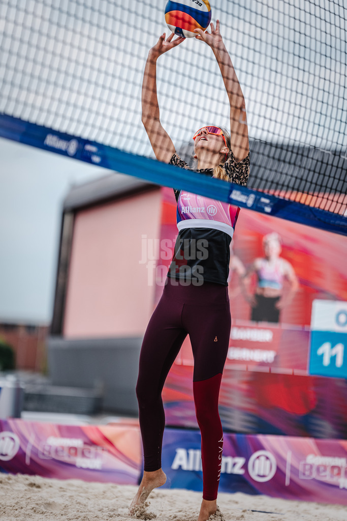 Beachvolleyball | Frauen | German Beach Tour 2024 | Tourstop Bremen | 06.06.2024 | Nele Barber beim Zuspiel