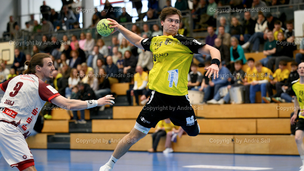 TSV Altenholz vs Stralsunder HV | Nicolas Kahmke (TSVA #23) trifft hier zum 12-8 / Handball 3. Liga Nord-Ost Männer 2025/2026 / TSV Altenholz vs Stralsunder HV / Edgar-Meschkat-Halle / Altenholz / 01.03.26 - Realisiert mit Pictrs.com