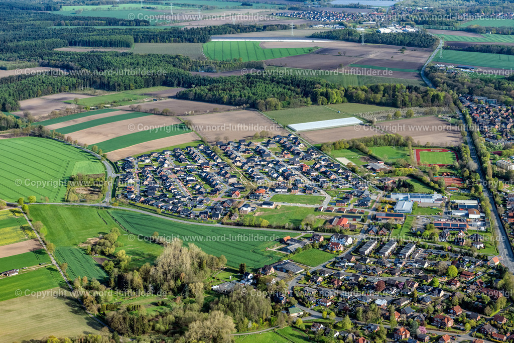 Horneburg_Neubaugebiet_ELS_4833010523 | HORNEBURG 01.05.2023 Siedlungsgebiet mit Straßen und Häuser der Wohngebiete in Horneburg im Bundesland Niedersachsen, Deutschland. // Town View of the streets and houses of the residential areas in Horneburg in the state Lower Saxony, Germany. Foto: Martin Elsen