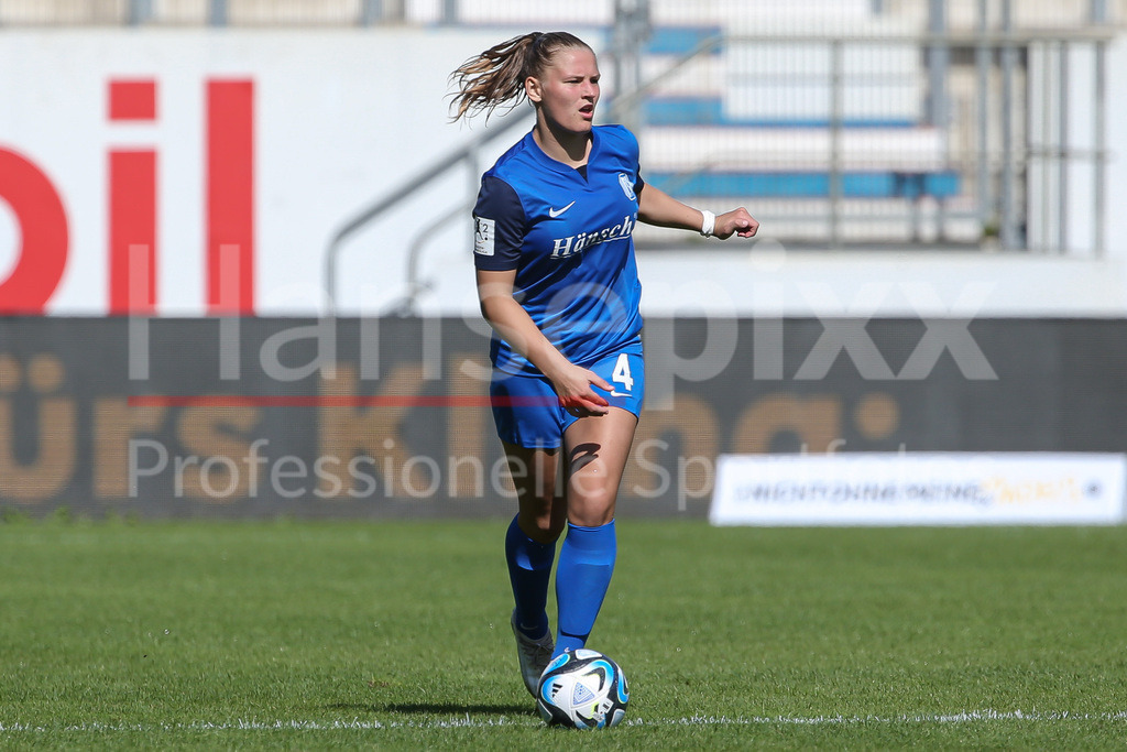 Fussball, 2. Frauen-Bundesliga, SV Meppen - Borussia Mönchengladbach | v.li.: Toma Ihlenburg (SV Meppen, 4) Freisteller, Einzelbild, Ganzkörper, Aktion, Action, Spielszene, DIE DFB-RICHTLINIEN UNTERSAGEN JEGLICHE NUTZUNG VON FOTOS ALS SEQUENZBILDER UND/ODER VIDEOÄHNLICHE FOTOSTRECKEN. DFB REGULATIONS PROHIBIT ANY USE OF PHOTOGRAPHS AS IMAGE SEQUENCES AND/OR QUASI-VIDEO.
