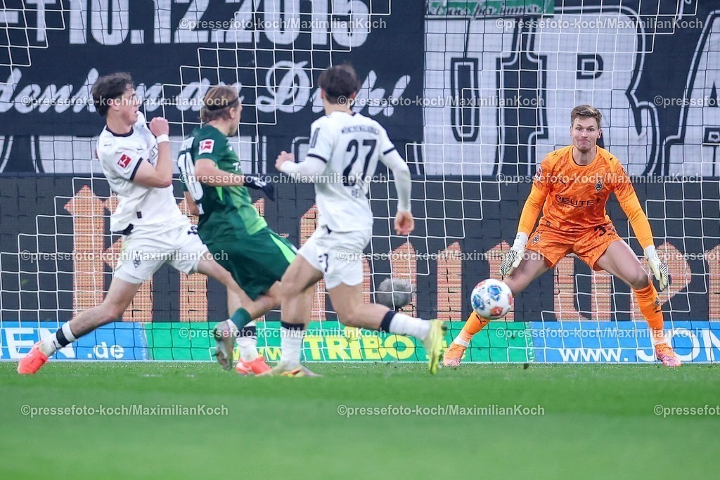 BMG13122501046 | 13.12.2025, Fußball, Borussia Mönchengladbach - VfL Wolfsburg, 1. Fußball Bundesliga, 14.Spieltag, Borussia-Park, Saison 2025 2026: Lovro Majer&nbsp;(VfL Wolfsburg #10) beim Schuss auf das Tor von Torwart Moritz Nicolas&nbsp;(Borussia Mönchengladbach #33)  DFB regulations prohibit any use of photographs as image sequences and or quasi-video.