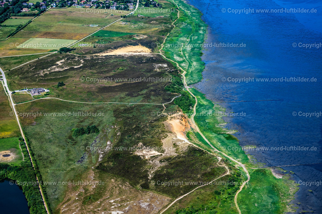 Sylt_Morsum_Rotes_Kliff_ELS_3600210625 | MORSUM 13.08.2025 Wasseroberfläche an einer Bucht entlang der Meeres- Küste " "Morsumer Kliff" " in Morsum auf der Insel Sylt im Bundesland Schleswig-Holstein, Deutschland. // Water surface at the bay along the sea coast " "Morsumer Kliff" " in Morsum on Island Sylt in the state Schleswig-Holstein, Germany. Foto: Martin Elsen